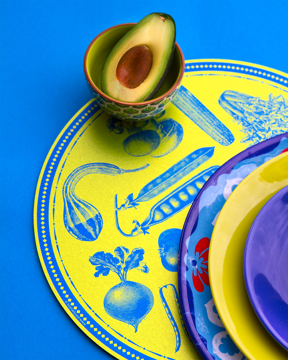 sottopiatto-colorato-giallo-blu-verdura
