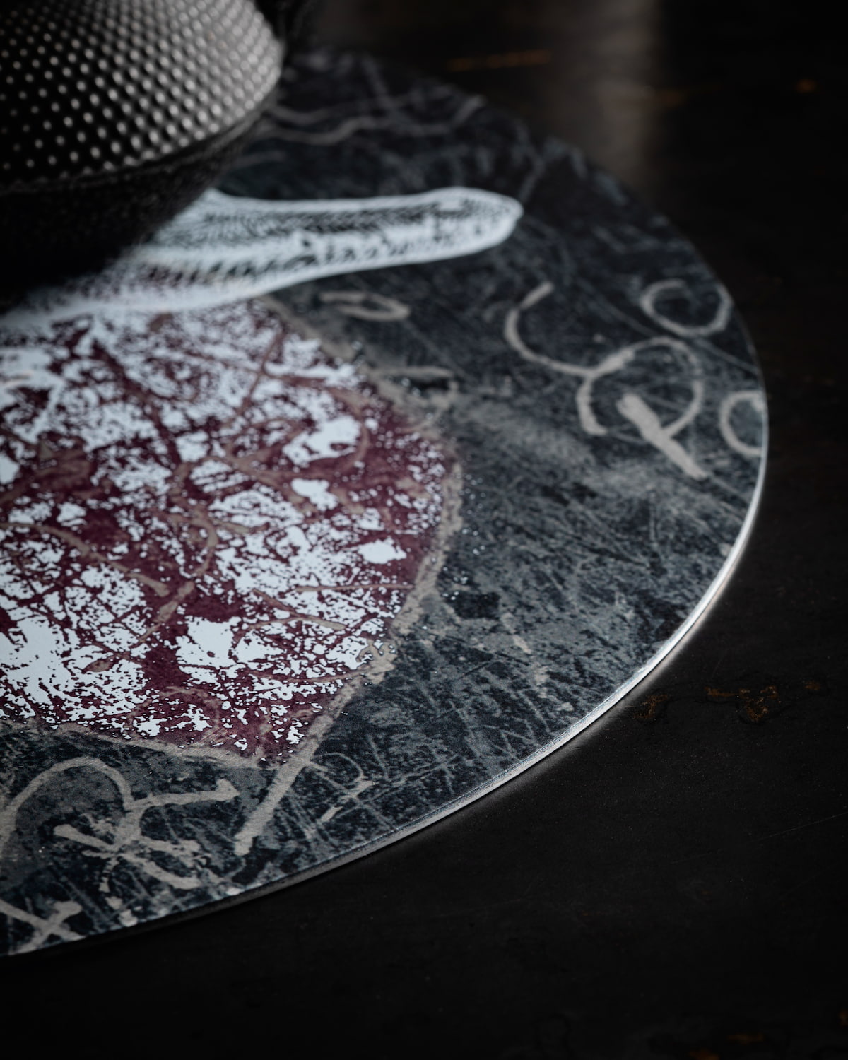 sottopiatto metallo animali coccodrillo dettaglio