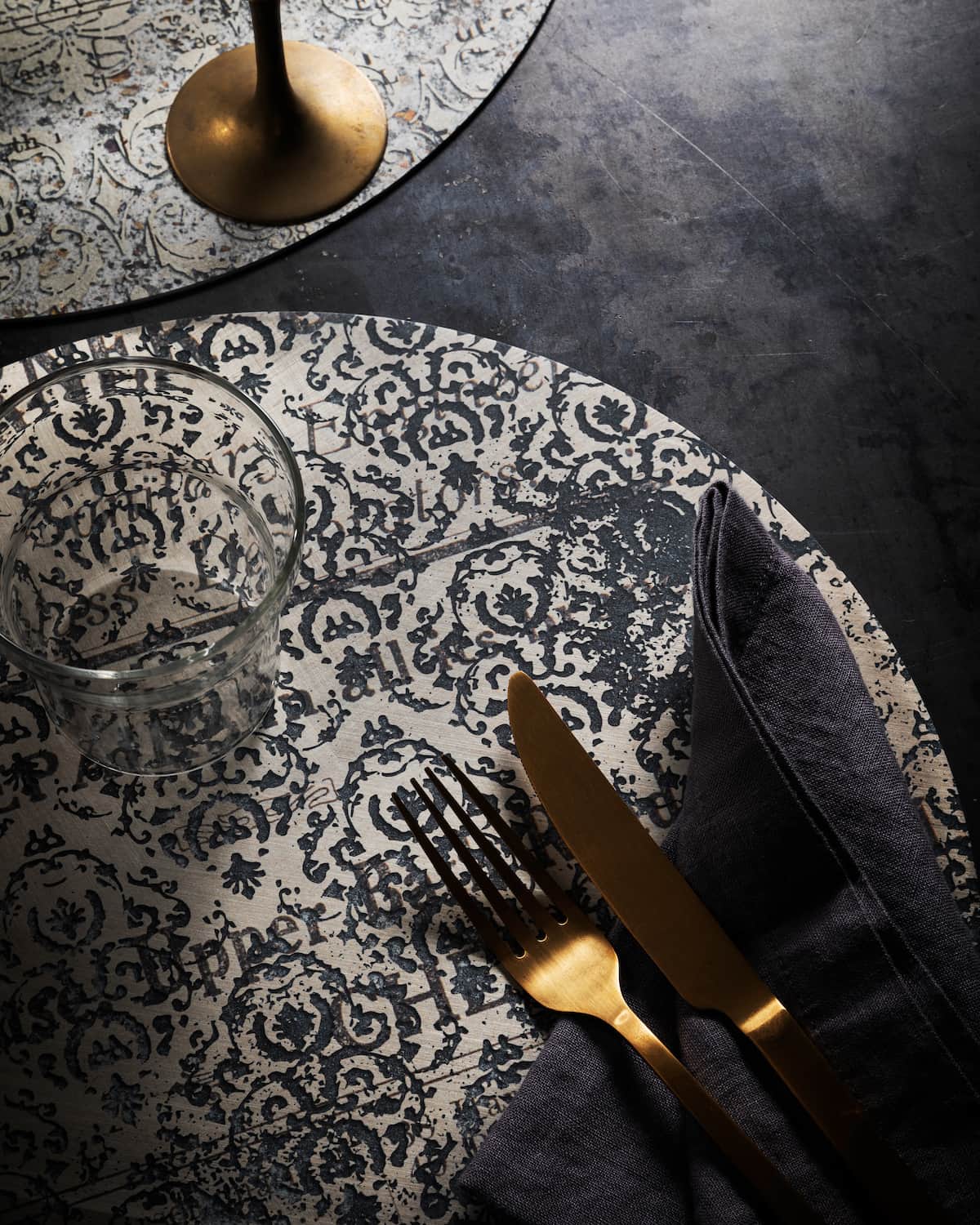 sottopiatto-metallo-renaissance-dettaglio sottopiatto metal renaissance dettaglio