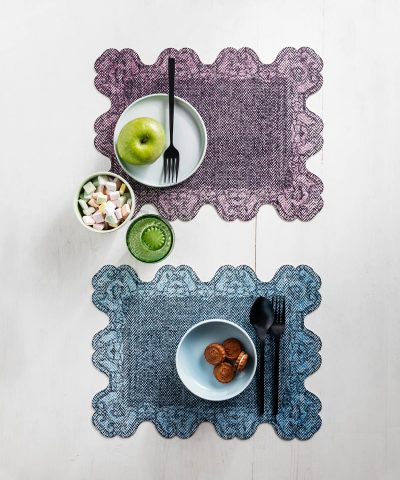 Tovaglietta americana sagomata con grafica jeans azzurro e lilla