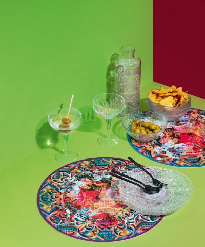 tovagliette tonde tavola apparecchiata per aperitivo con sfondo verde